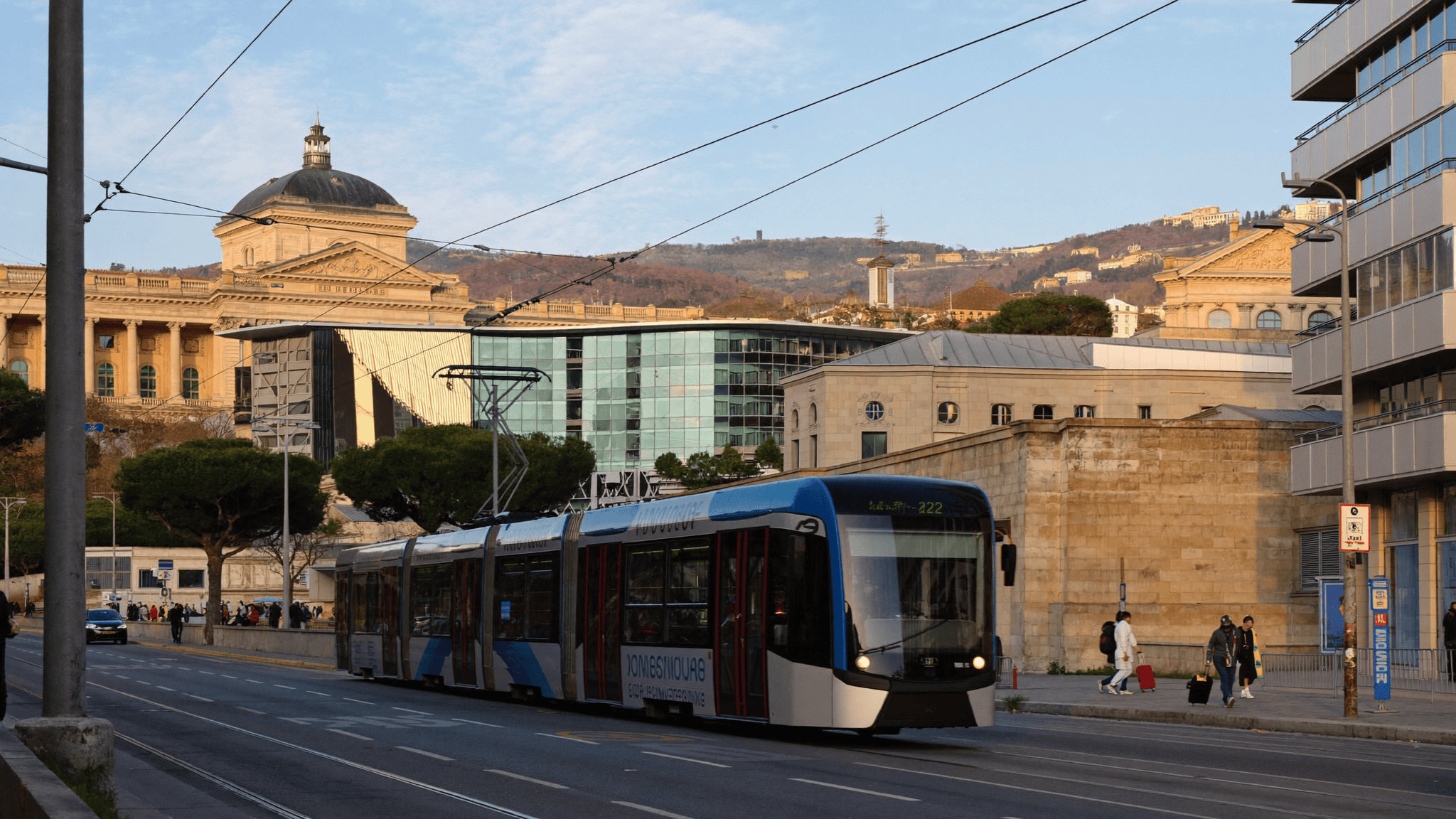 Tramway au centre de Nice près du Palais des Expositions, accès privilégié pour les visiteurs d'EVO France 2026